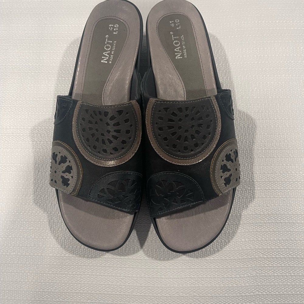 Naot Embossed Leather Sandal. Mixed materials and color. Size 41. US 10. - Picture 2 of 3